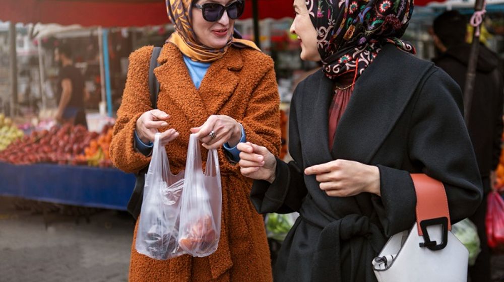 Ilustrasi dua orang wanita sedang berbelanja produk halal.