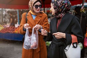 Ilustrasi dua orang wanita sedang berbelanja produk halal.
