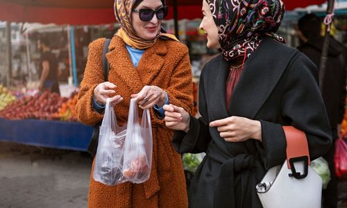 Ilustrasi dua orang wanita sedang berbelanja produk halal.
