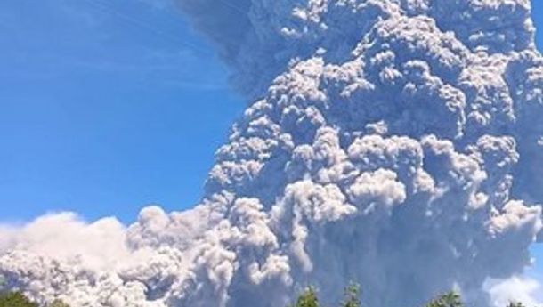 Langit Kelabu dari Timur: Lewotobi Meletus Lagi, BMKG Prediksi Cuaca Masih Tak Stabi
