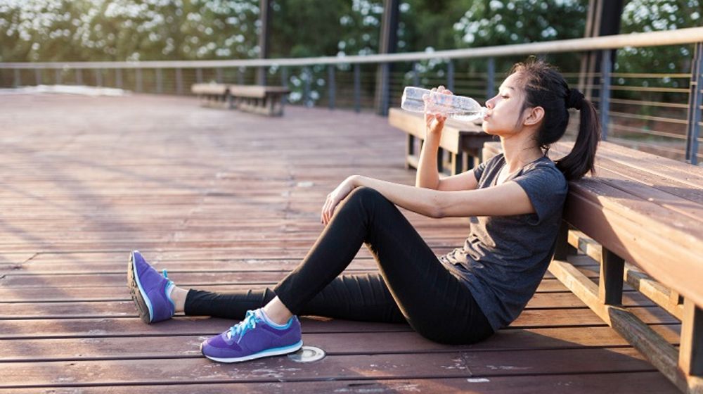 Ilustrasi wanita sedang beraktivitas saat cuaca panas.