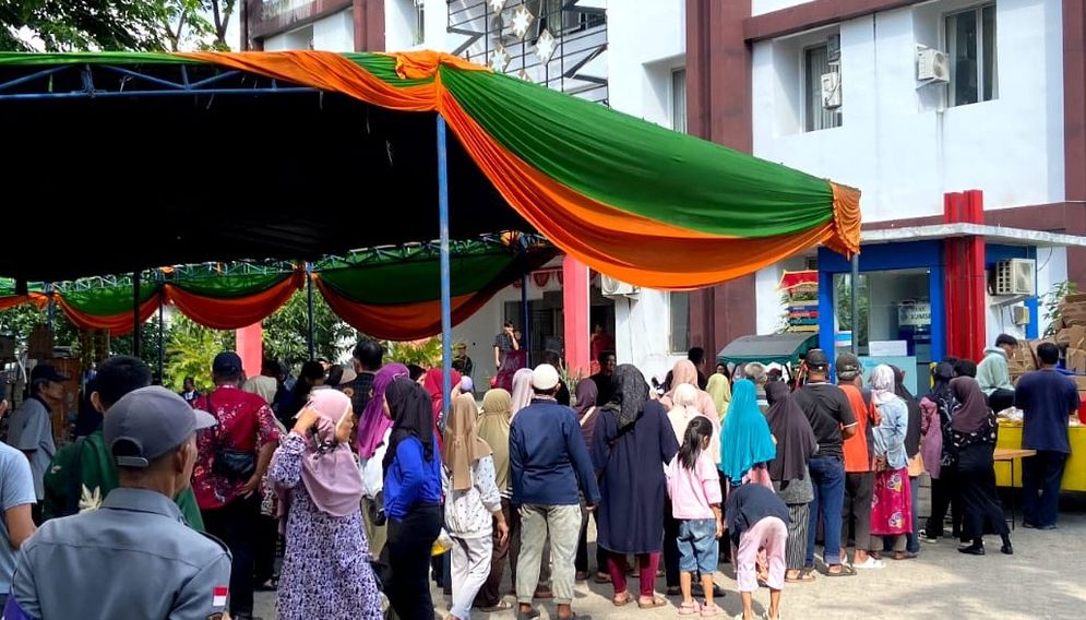 Antrean pembeli di pasar murah Kecamatan Sako Palembang,  Kamis (16/10/ 2025)