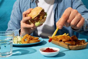 6 Makanan dan Minuman Ini Bikin Cepat Stres, Jangan Rutin Dikonsumsi!