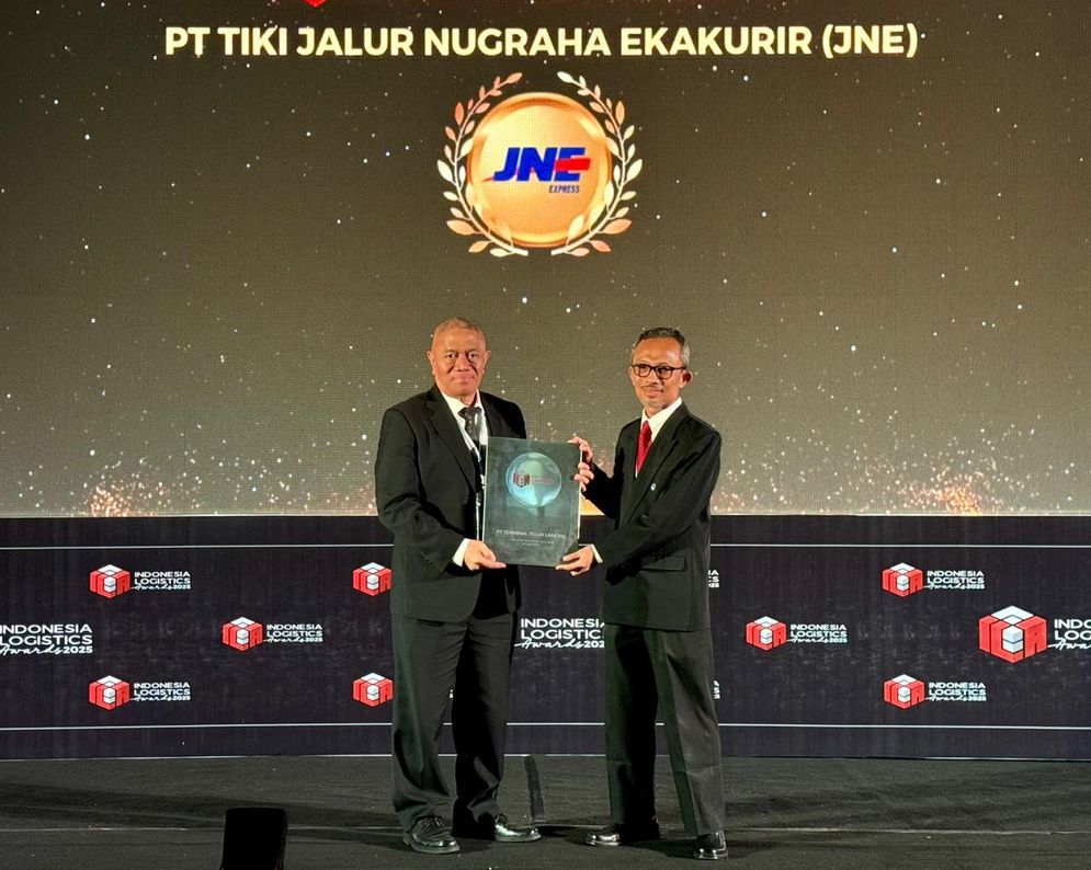  M. Feriadi Soeprapto selaku Presiden Direktur JNE, menerima penghargaan dari SCI