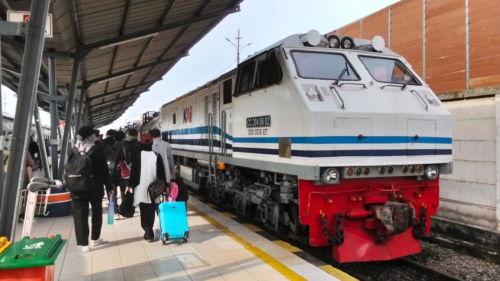 Penumpang berjalan menuju KA Serelo yang siap diberangkatkan dari Stasiun Kertapati menuju Stasiun Lubuk Linggau, Sabtu (18/10/2025)