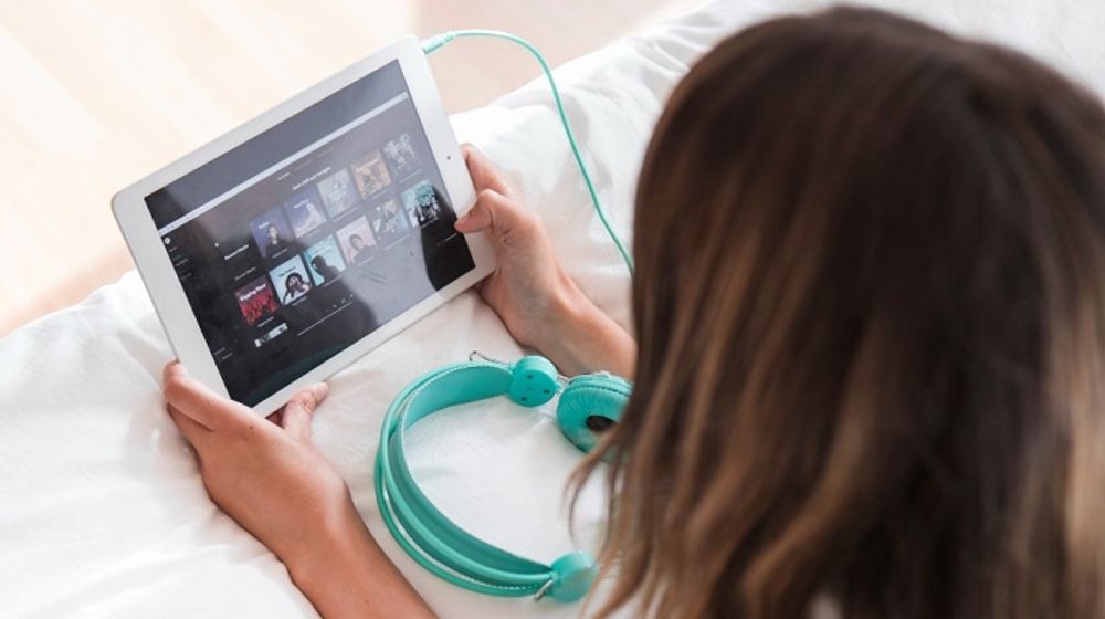 Ilustrasi wanita sedang streaming musik.