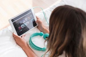 Ilustrasi wanita sedang streaming musik.