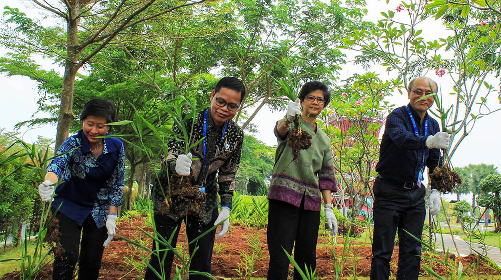 Kunjungan WHO Ke Pabrik Bintang Toedjoe - Panji 1.jpg