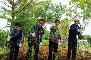 Kunjungan WHO Ke Pabrik Bintang Toedjoe - Panji 1.jpg