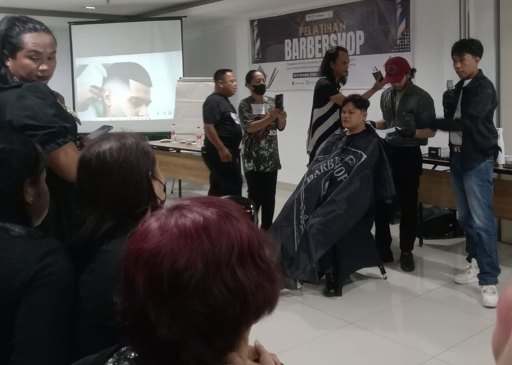 Suasana pelatihan barbershop yang diselenggarakan Warna Sriwijaya di Palembang