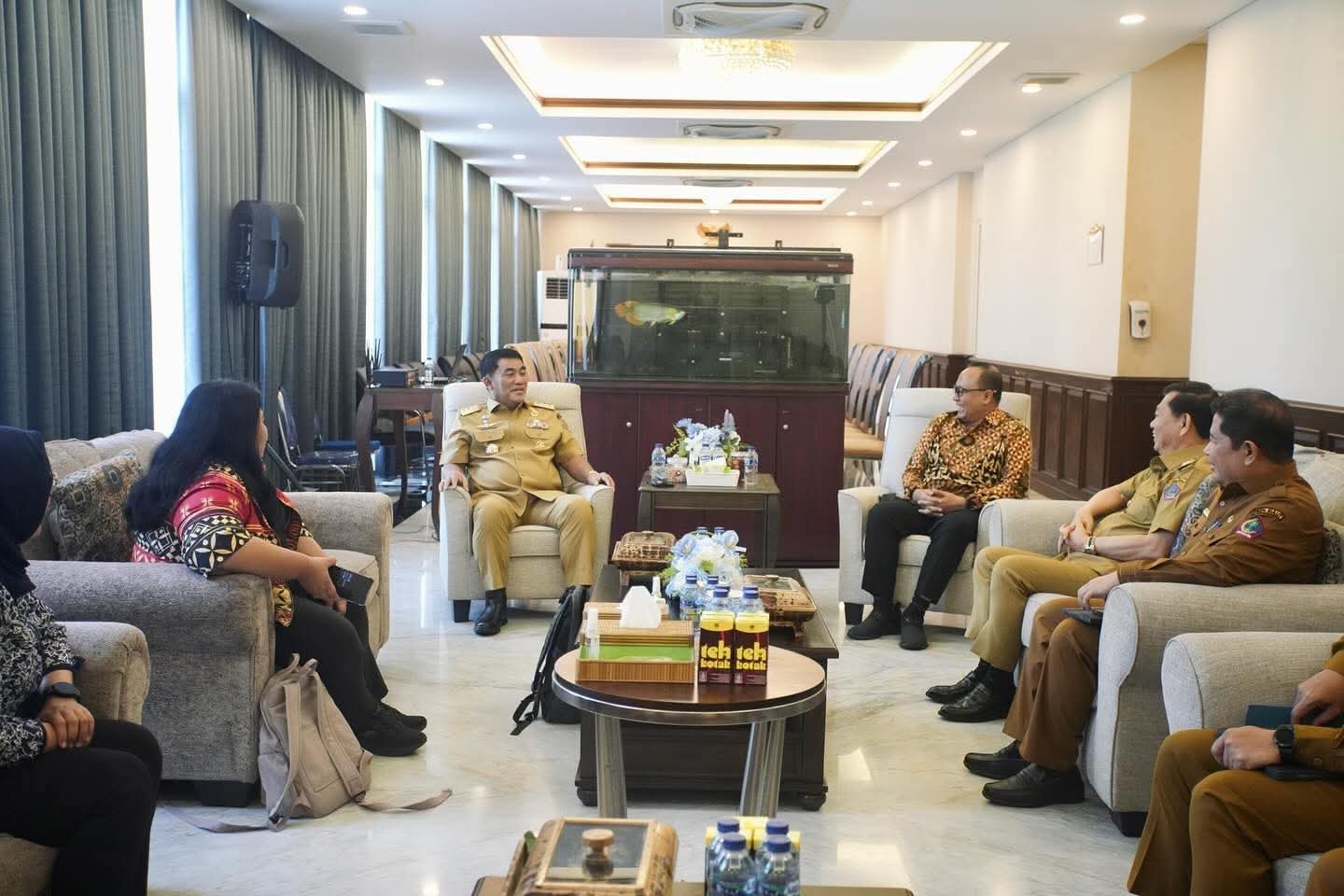 Gubernur Sulut, Mayjen TNI (Purn) Yulius Selvanus,SE menerima kunjungan Komisi Pemberantasan Korupsi (KPK).
