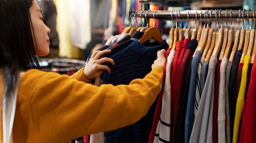 Ilustrasi anak muda sedang mencari produk thrifting.