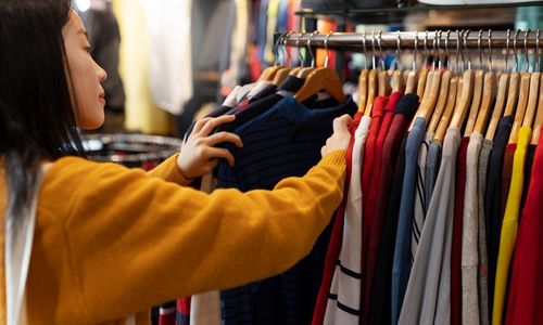 Ilustrasi anak muda sedang mencari produk thrifting.