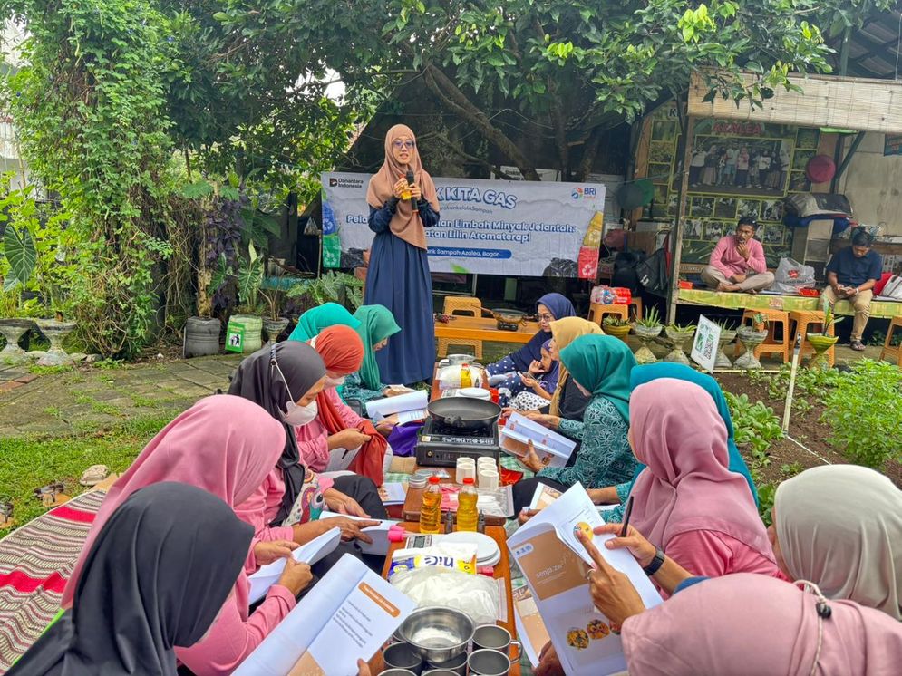 BRI Peduli Latih Warga Bogor Olah Limbah Minyak Jelantah Jadi Produk Bernilai Guna