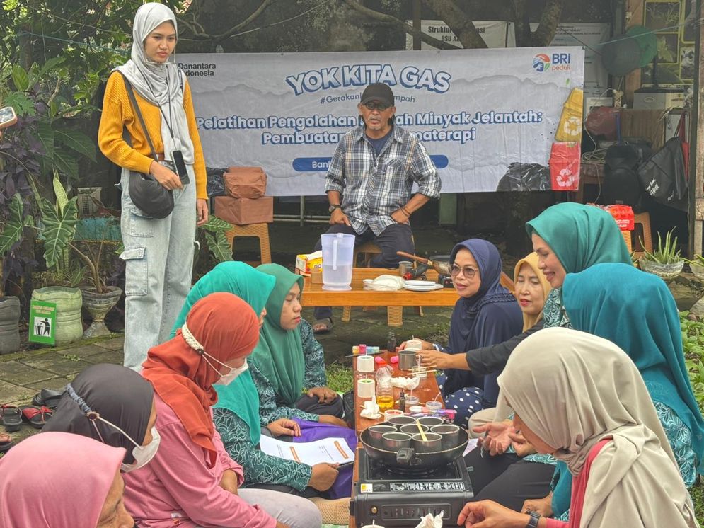 Lewat Program BRI Peduli, Warga Bogor Belajar Olah Minyak Jelantah untuk Jaga Lingkungan Tetap Lestari