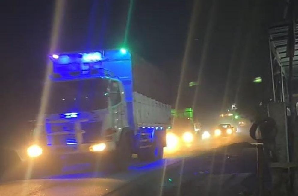 Truk batu  bara melintasi jalan lintas Sumatera di Desa Muara Maung,, Lahat,,  Sumsel