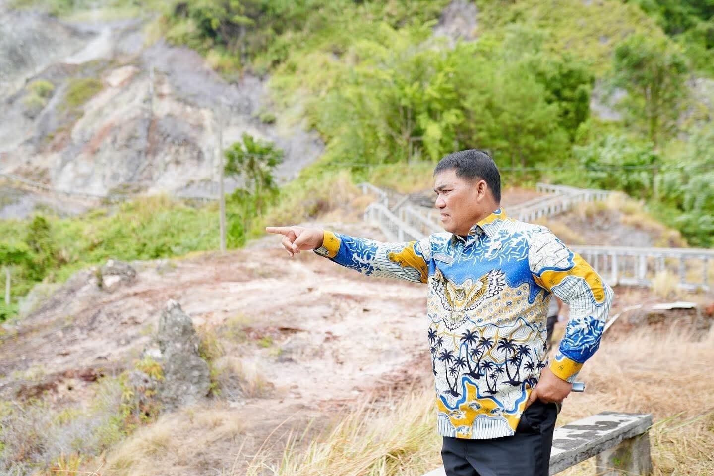 Gubernur Mayjen TNI (Purn) Yulius Selvanus saat meninjau destinasi wisata religius Bukit Kasih Kanonang, Minahasa.