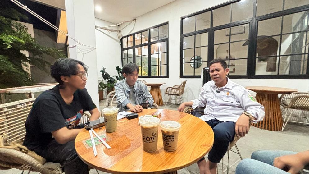 Randi kanan berdiskusi dengan mahasiswa Prodi Jurnalistik UIN Raden Fatah Palembang