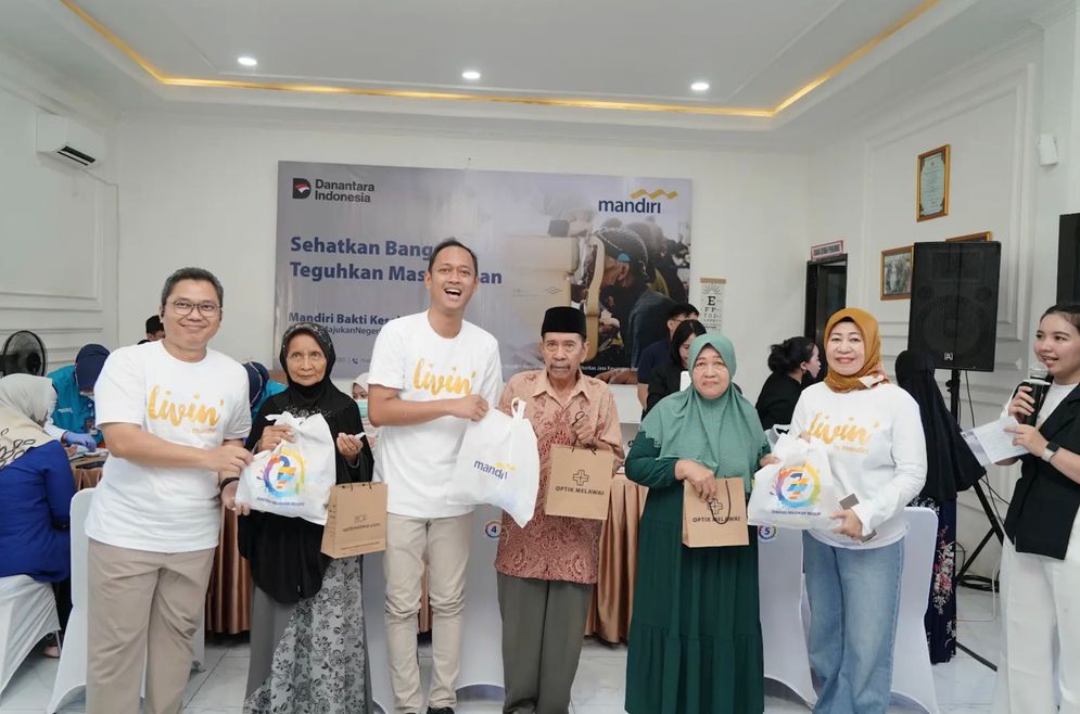 Mandiri Bakti Kesehatan Gelar Pemeriksaan Kesehatan dan Bagikan Kacamata Gratis untuk 600 Warga di Sulawesi dan Maluku