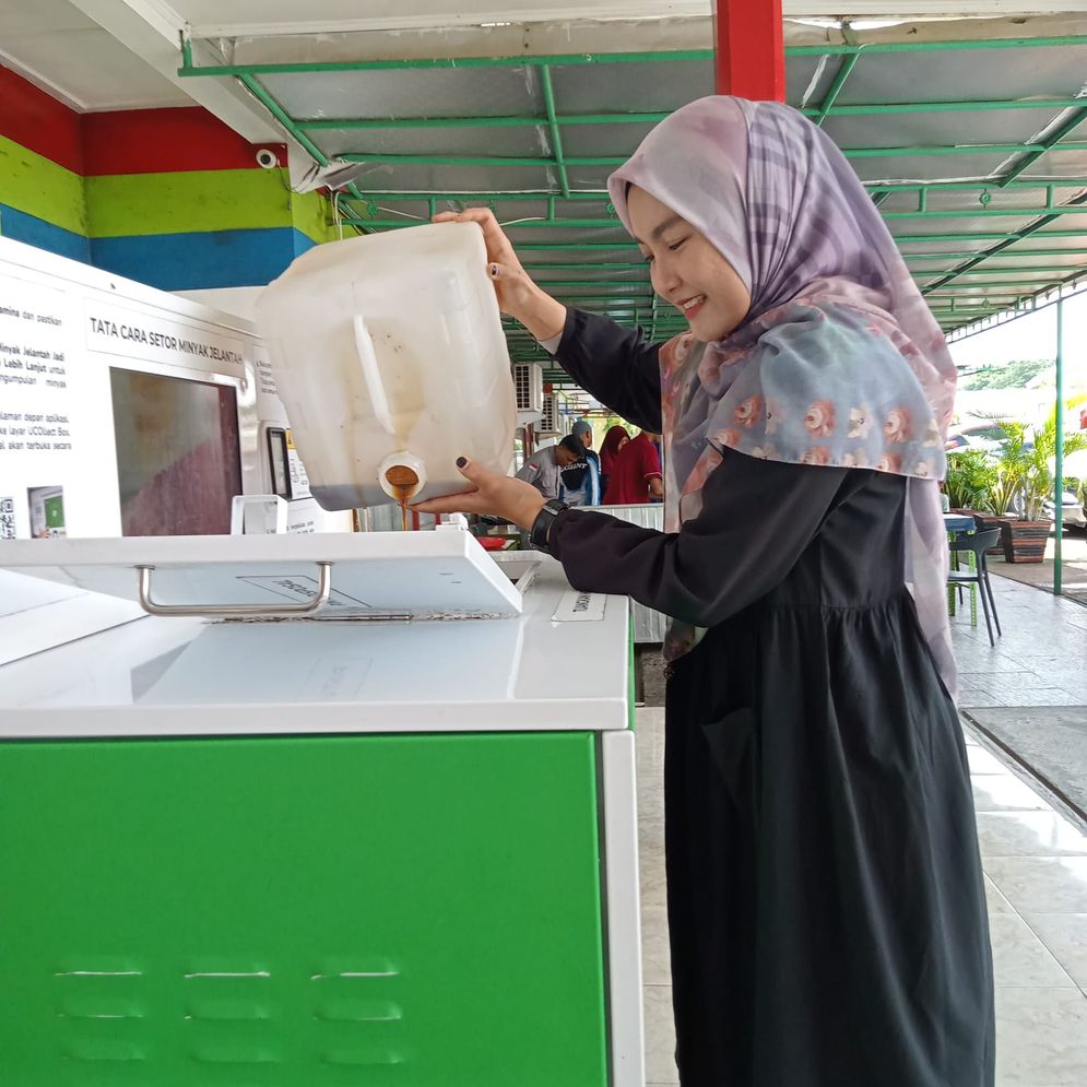 Pengurus Dapur KWP di Komperta Plaju Yetti Andriati Cahyani (39), ketika menyetorkan 14,93 liter minyak jelantah di UCOllect di Palembang baru-baru ini.