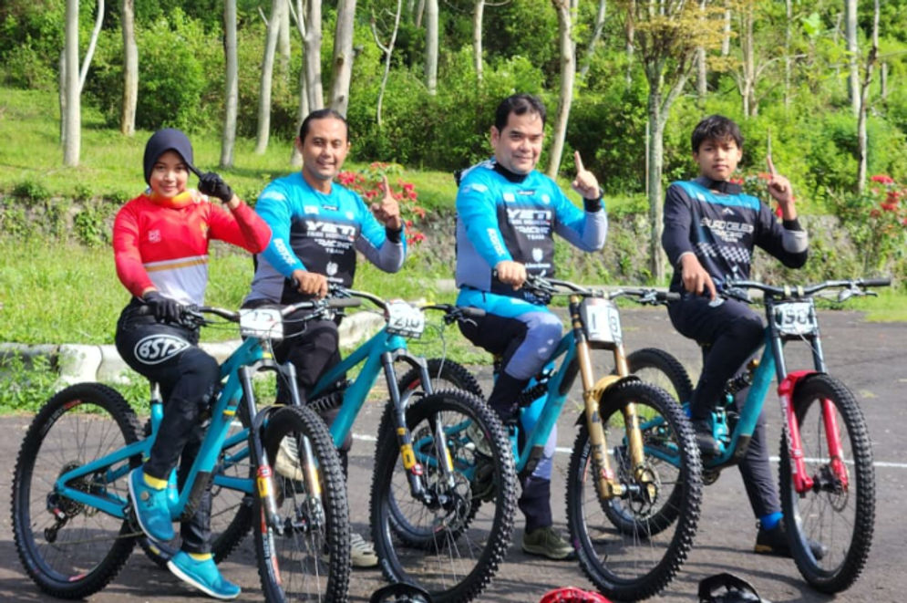 Pebalap YTI Racing Team Juara di 76 Indonesian Downhill 2025