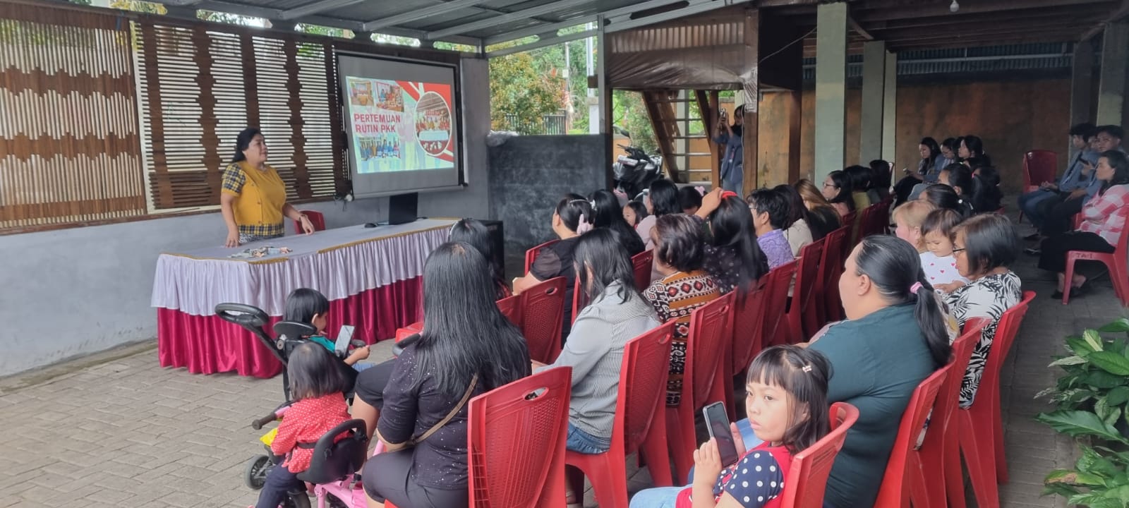 Kegiatan simpan pinjam dan penyuluhan kesehatan Desa Tombasian Atas Satu, Kecamatan Kawangkoan Barat.