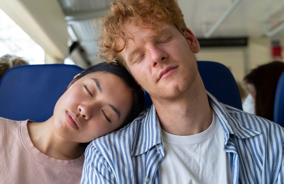 5 Cara Mudah Tidur Nyenyak Saat di Pesawat Menurut Pramugari