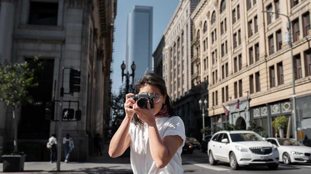 Ilustrasi orang sedang memotret di jalan.