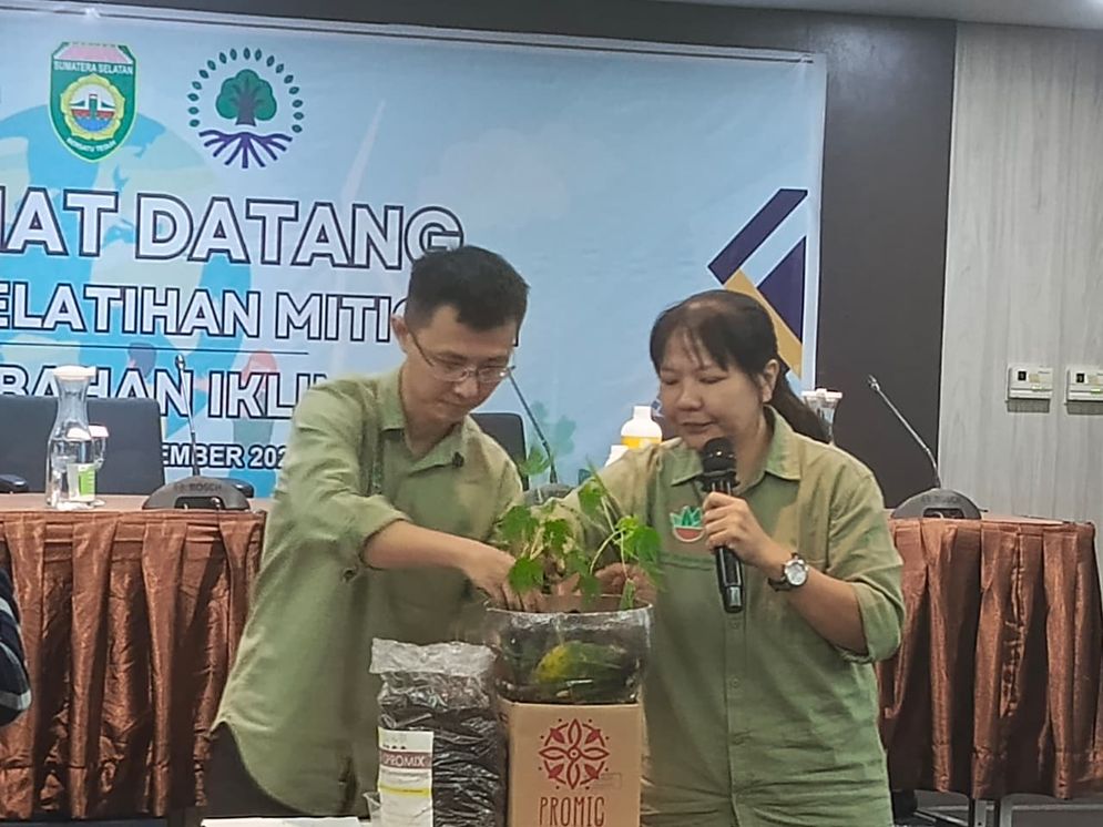 Ivonne Setiawati dari Kebun Buddhi memaparkan materi pengelolaan sampah organik dan pemanfaatan lahan pekarangan dalam Pelatihan Mitigasi Perubahan Iklim , Palembang, Senin (3/11/2025)