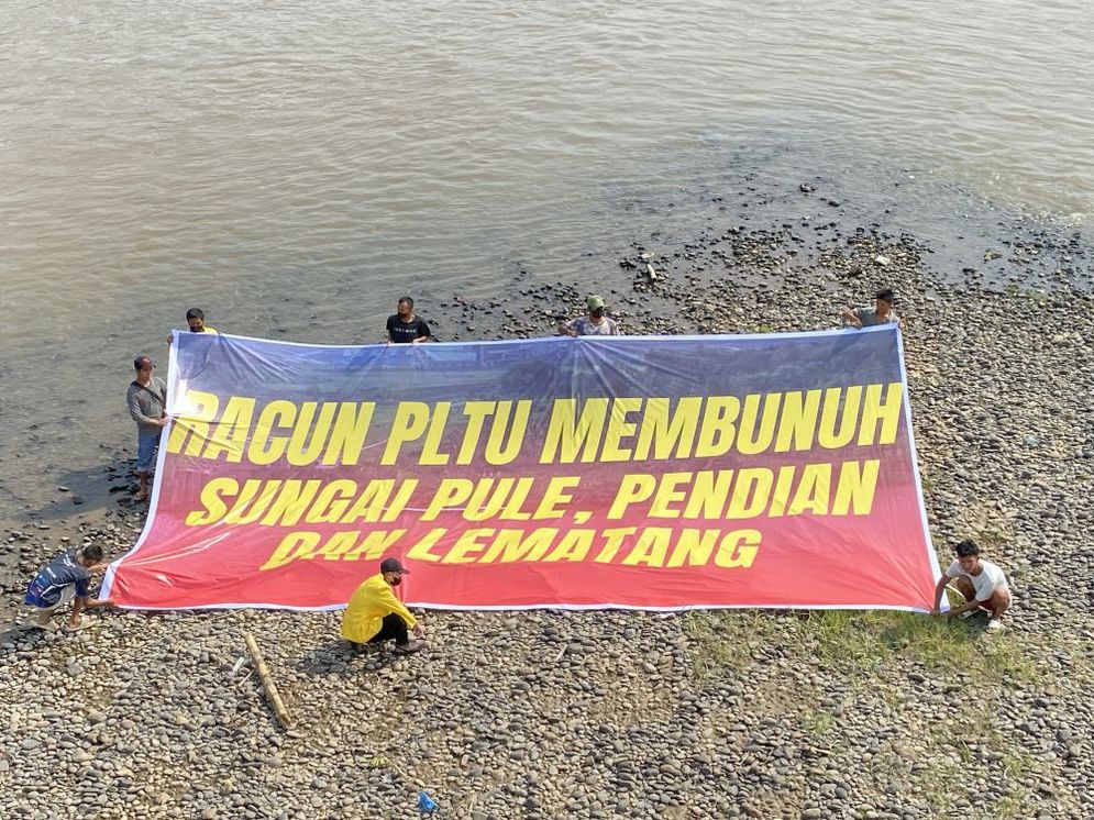 Kampanye Toxic20, Anak Padi Bentang Spanduk: Racun PLTU Membunuh Sungai Pendian, Pule, dan Lematang