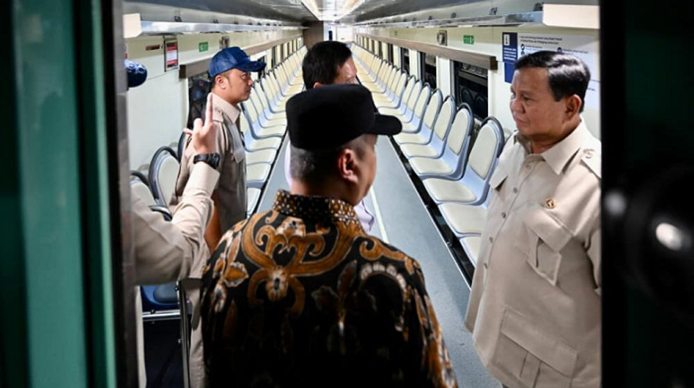 Presiden Prabowo Subianto meninjau kereta khusus petani dan pedagang di Stasiun Manggarai, Jakarta, pada Selasa, 4 November 2025.