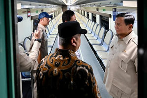 Presiden Prabowo Subianto meninjau kereta khusus petani dan pedagang di Stasiun Manggarai, Jakarta, pada Selasa, 4 November 2025.