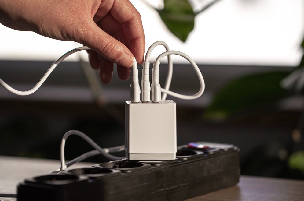 12 Barang Ini Tidak Boleh Dicolok ke Power Strip, Bisa Memicu Kebakaran!