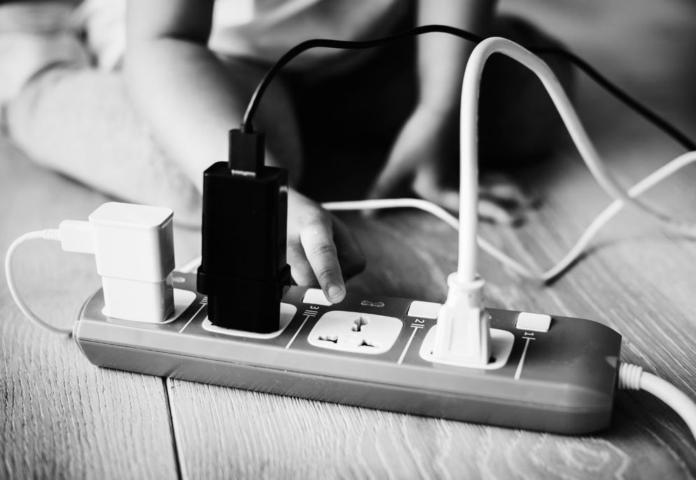 Amankah Membiarkan Charger Terus Menancap di Stop Kontak Tanpa Dicabut?