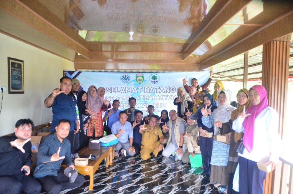 Rombongan peserta pelatihan mengunjungi salah satu bank sampah di Sumatera Selatan