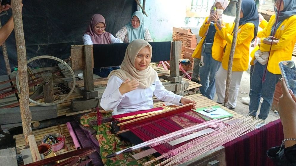 Unsri Latih Pengrajin Songket Ogan Ilir, Pasarkan Produk Secara Digital