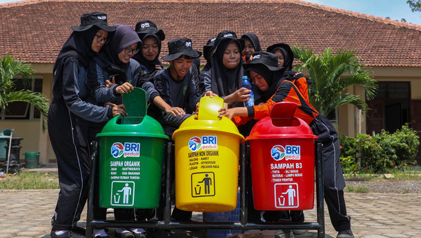 BRI Bina Kesadaran Ekologis Generasi Muda dengan Kelola Limbah Plastik dan Tanam Mangrove