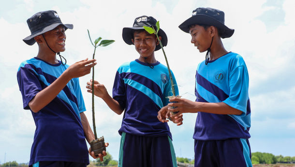 BRI Ajak Generasi Muda Jaga Lingkungan dengan Tanam Mangrove dan Kelola Limbah Plastik