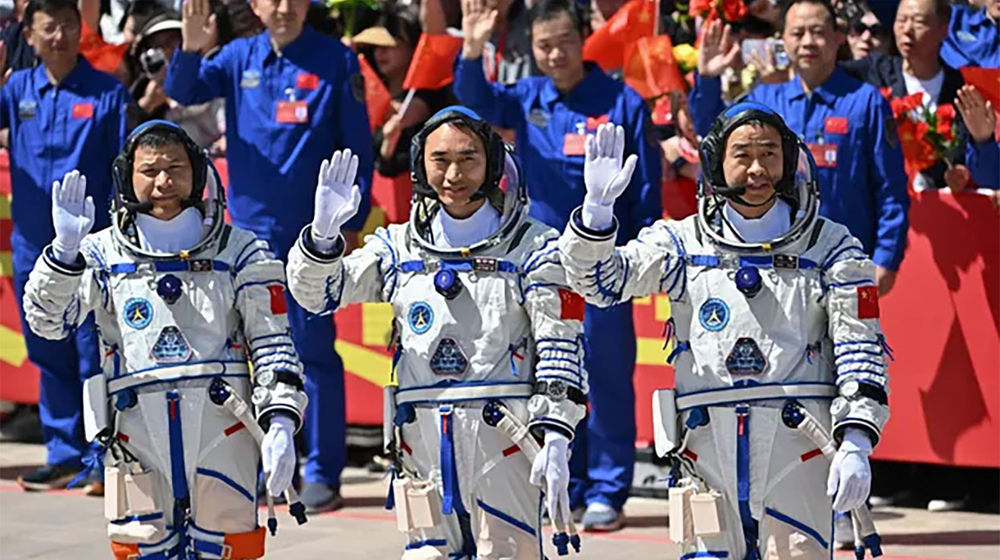 astronout china.jpg