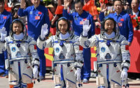astronout china.jpg