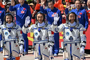 astronout china.jpg
