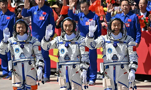 astronout china.jpg