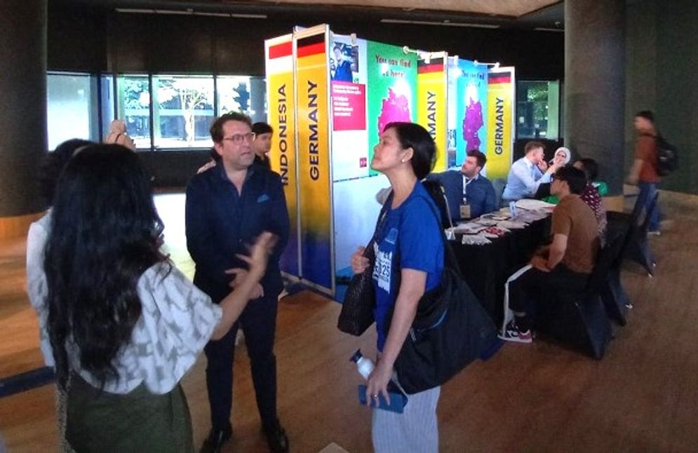 06112025-UGM pameran pendidikan eropa.jpg