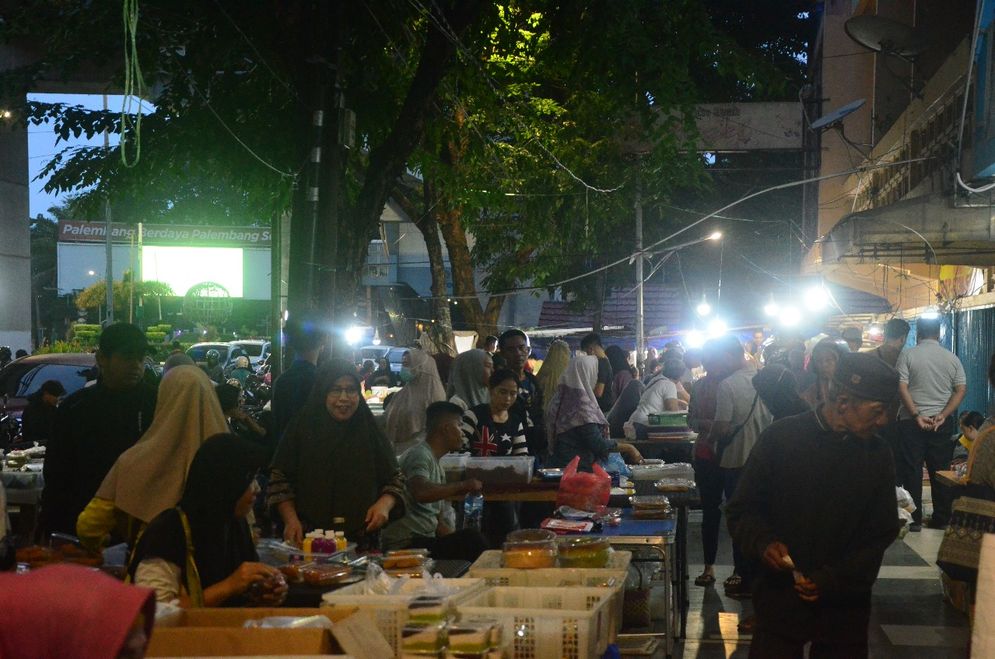 Suasana pasar kue subuh di kawasan Pasar Cinde Palembang