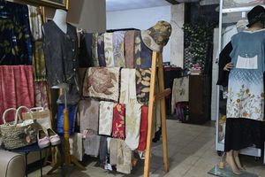 Deretan busana dan aksesori ecoprint dengan motif daun dan pewarna alami karya Qaniacraft Ecoprint dipajang di ruang produksi.