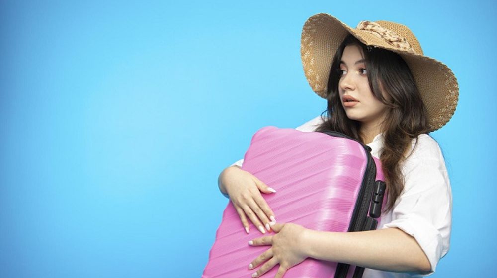 Seorang wanita pergi traveling.