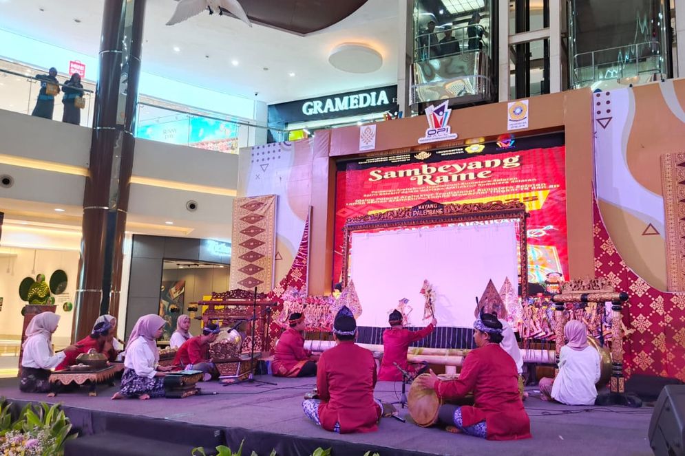 Suasana penampilan kesenian Wayang Palembang di Opi Mall, Jumat ((7/11/2025)