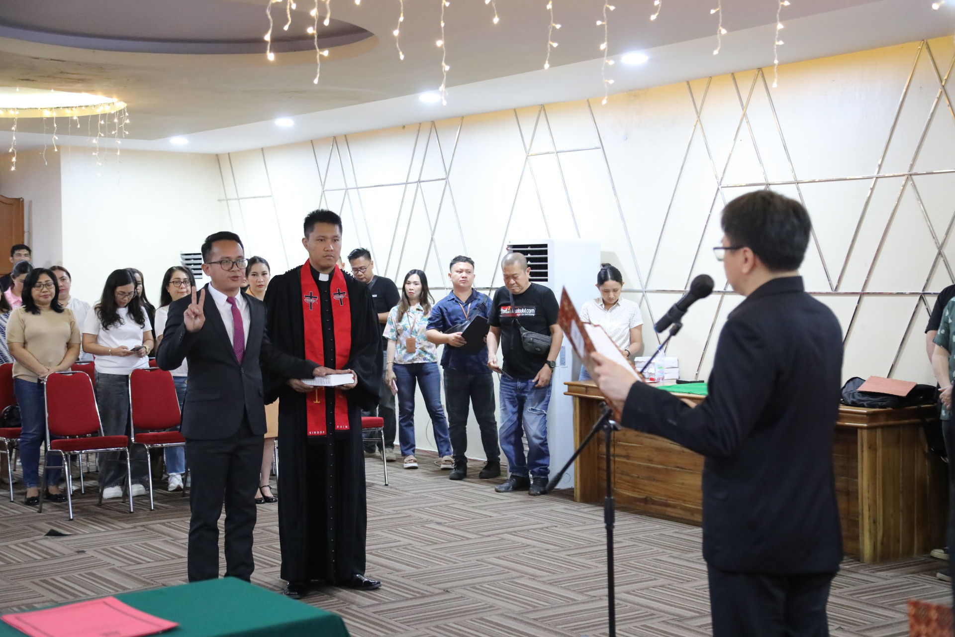 Wali Kota Andrei Angouw melantik Bobby Kereh sebagai Kepala Dinas Kesehatan Kota Manado.