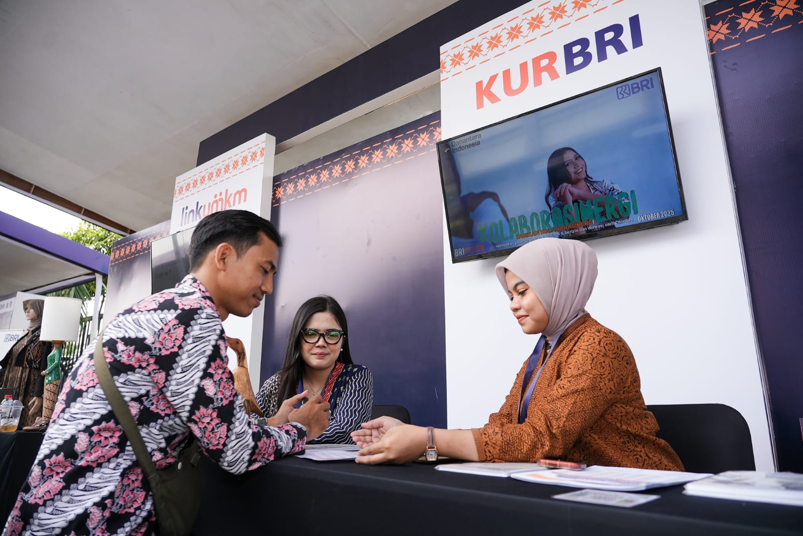 Petugas BRI sedang memberikan layanan konsultasi dan pendampingan pembiayaan Kredit Usaha Rakyat (KUR) kepada pelaku UMKM dalam kegiatan Festival Kemudahan dan Pelindungan Usaha Mikro di Tangerang. Program ini menjadi bagian dari upaya BRI memperkuat akses permodalan dan pemberdayaan usaha mikro.