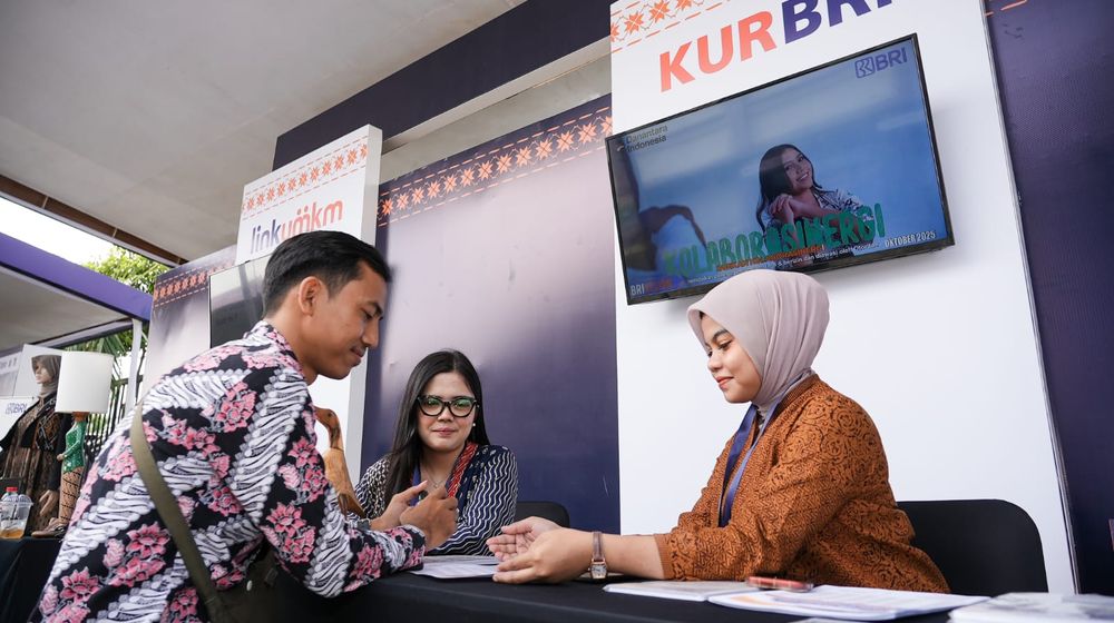 Seorang pelaku UMKM berkonsultasi dengan petugas BRI mengenai pembiayaan KUR di stan layanan BRI pada festival UMKM.